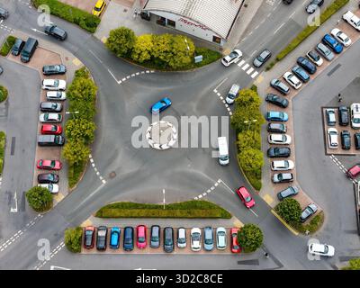 Merthyr Tydfil - 19.07.2025: Hochwinkelaufnahme eines belebten Einkaufszentrums mit Verkehrs- und Straßenmarkierungen Stockfoto