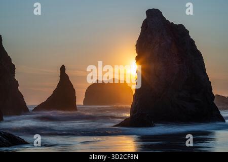 Zauberer hat Seestapel bei Sonnenuntergang, Bandon, Oregon Stockfoto