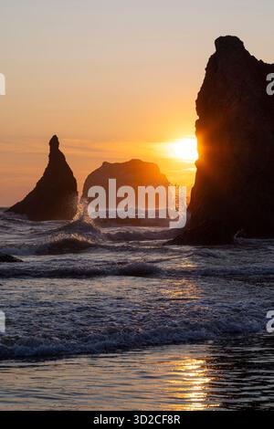 Zauberer hat Seestapel bei Sonnenuntergang, Bandon, Oregon Stockfoto