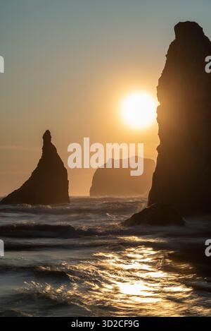 Zauberer hat Seestapel bei Sonnenuntergang, Bandon, Oregon Stockfoto