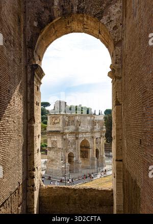 Der Konstantinsbogen in Rom, Italien, durch einen Bogen vom Kolosseum aus gesehen Stockfoto