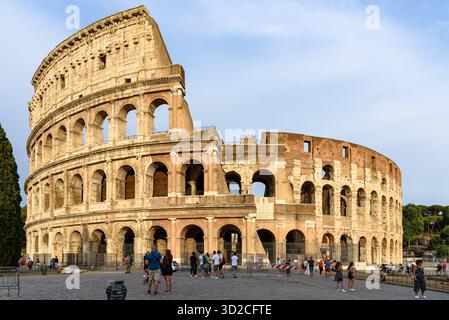 Das Kolosseum in Rom mit Touristen, die am späten Nachmittag herumlaufen Stockfoto