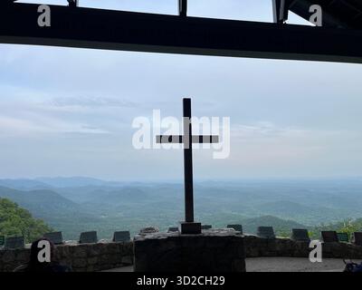 Vater mit Kind genießt die Aussicht auf das Kreuz der Appalachen Stockfoto