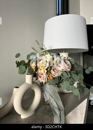 Ein Blumenstrauß aus Rosen und Hortensien in Rosa- und Violetttönen Ein Blumenstrauß aus Rosen und Hortensien in Rosa- und Violetttönen Stockfoto