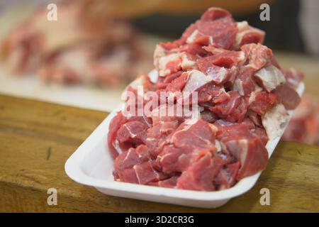 Frische Fleischstücke auf einem Marktstand Stockfoto