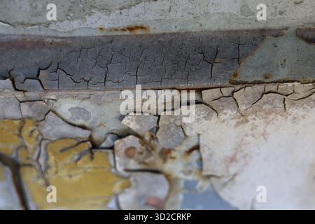 Selektiver Fokus auf gerissene und abblätternde Lackoberflächen bei alten Autos. Das Hintergrundbild sieht alt aus. Vintage und klassisch Stockfoto