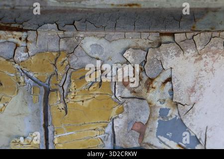 Selektiver Fokus auf gerissene und abblätternde Lackoberflächen bei alten Autos. Das Hintergrundbild sieht alt aus. Vintage und klassisch Stockfoto