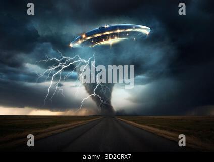 Darstellung eines unbekannten Luftphänomens (UAP), das während eines Sturms fliegt. Stockfoto