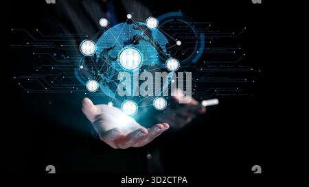 Dieses Bild zeigt Hände, die einen digitalen Globus halten, umgeben von Netzwerkverbindungen und Symbolen, die Innovation, Technologie und globale Kommunikation symbolisieren Stockfoto