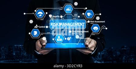 Digitales Konzept des Risikomanagements mit visuellen Elementen für Sicherheit, Bewertung, Kontrolle und Krisenmanagement in einer Geschäftsumgebung. T Stockfoto