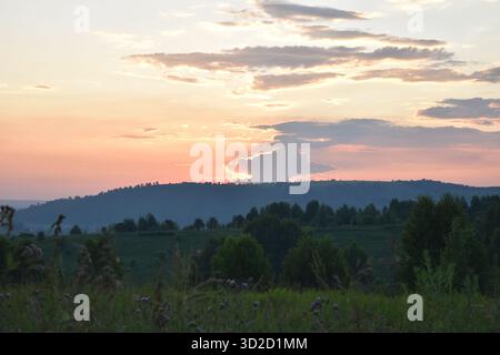 Ruhiger Sonnenuntergang über den Green Hills Stockfoto
