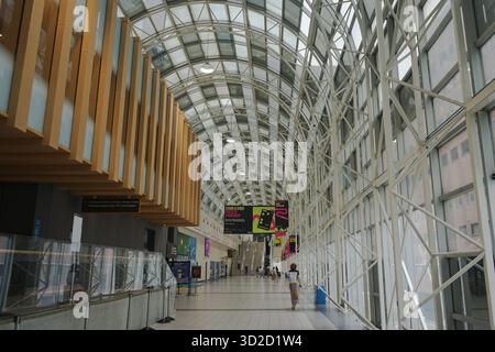 Fußgänger überqueren den umschlossenen Fußweg des Skywalk und verlassen die Union Station Stockfoto