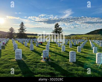 Sturgis, South Dakota - 27. Mai 2022: Black Hills National Cemetery an einem sonnigen Frühlingstag in South Dakota. Stockfoto