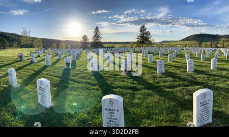 Sturgis, South Dakota - 27. Mai 2022: Black Hills National Cemetery an einem sonnigen Frühlingstag in South Dakota. Stockfoto