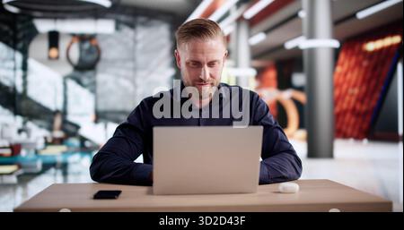 Geschäftsmann Führt Webinar In Der Hotellobby Durch, Consulting On Digital Marketing. Stockfoto