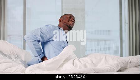 Chiropraktische Therapie Bei Muskelschmerzen Beim Jungen Afroamerikaner Stockfoto