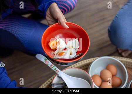 Selective Focus gekochte Hähncheneier, bestreut mit Pfeffer in einer Orangenschale Ein köstliches, einfaches, proteinreiches Frühstück. Stockfoto