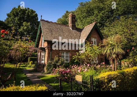Historisches Gardener's Cottage umgeben von Blumen in Princes Street Gardens – Edinburgh, Schottland Stockfoto