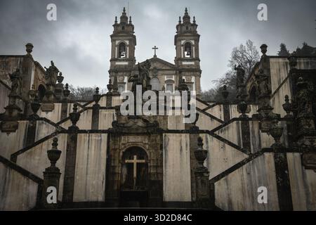 Barocke Treppe von Bom Jesus do Monte unter bewölktem Himmel – Braga, Portugal Stockfoto