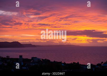 Sonnenaufgang über den Hügeln, Golden Cap, Lyme Regis, Dorset Stockfoto