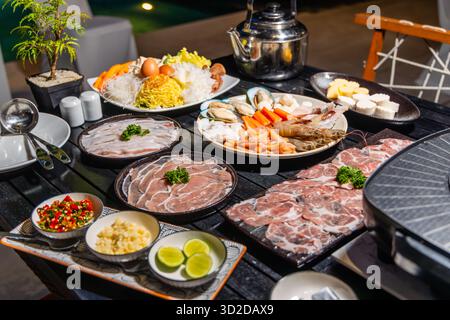 Gourmet-Platte mit Meeresfrüchten und Fleisch mit frischen Zutaten im Freien Stockfoto
