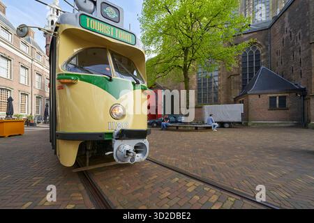 Hop-on-Hop-off-Touristenbahn im Zentrum von den Haag, Niederlande Stockfoto
