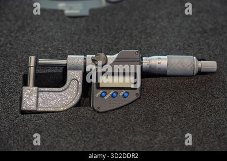 Hochpräzise Messwerkzeuge in einer Mechanikanlage, Messschieber, Mikrometer. Das Messwerkzeug zur Qualitätssicherung von Details im Maschinenbauingenieur Stockfoto