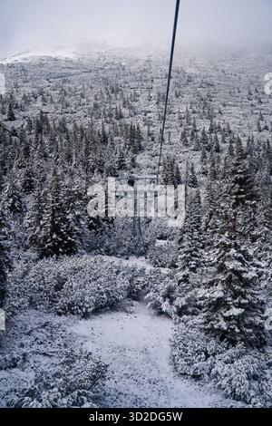 Seilbahn über den Winterhang in Krkonose in der Nähe von PEC Pod Snezkou Stockfoto