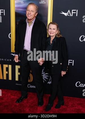HOLLYWOOD, LOS ANGELES, KALIFORNIEN, USA - 23. OKTOBER: Der britische und amerikanische Schauspieler Maxwell Caulfield und seine Ehefrau und die britisch-amerikanische Schauspielerin Juliet Mills kommen beim AFI (American Film Institute) fest 2025 vor, das von Canva präsentiert wird - Premiere von Netflix's 'Jay Kelly', das am 23. Oktober 2025 im TCL Chinese Theatre IMAX in Hollywood, Los Angeles, Kalifornien, USA stattfand. (Foto: Xavier Collin/Image Press Agency) Stockfoto