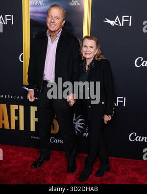 HOLLYWOOD, LOS ANGELES, KALIFORNIEN, USA - 23. OKTOBER: Der britische und amerikanische Schauspieler Maxwell Caulfield und seine Ehefrau und die britisch-amerikanische Schauspielerin Juliet Mills kommen beim AFI (American Film Institute) fest 2025 vor, das von Canva präsentiert wird - Premiere von Netflix's 'Jay Kelly', das am 23. Oktober 2025 im TCL Chinese Theatre IMAX in Hollywood, Los Angeles, Kalifornien, USA stattfand. (Foto: Xavier Collin/Image Press Agency) Stockfoto