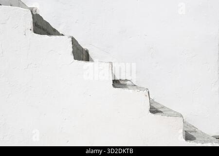 Seitenansicht einer Treppe an einer weißen Fassade in einem Dorf der Kykladen, Ägäis, Griechenland Stockfoto