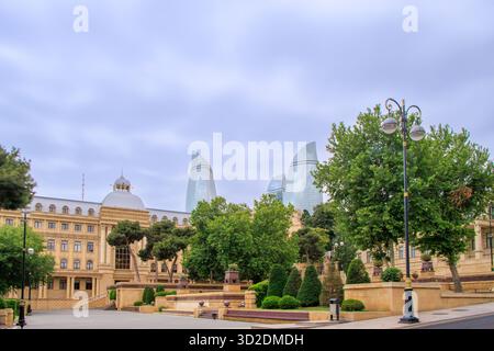 BAKU, ASERBAIDSCHAN. Das Schullyzeum Nr. 6 wurde nach Tofig Ismayilow in Baku, Aserbaidschan, benannt. Die Gegenüberstellung von klassischem Design und Mode der Schule Stockfoto