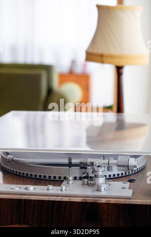 Vintage-Schallplattenspieler auf dem Tisch im Wohnzimmer zu Hause. Stockfoto