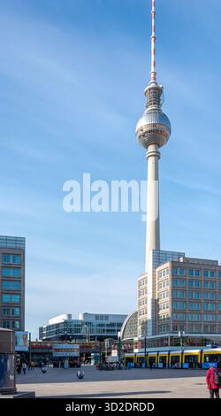 Berlin, Deutschland, der Fernsehturm, vom Alexanderplatz aus gesehen Stockfoto