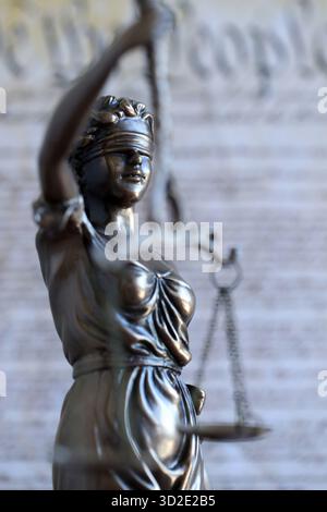 Die Statue der Gerechtigkeit Themis, die Göttin der Gerechtigkeit mit den Augen gegen die US-Verfassung Seite. Urteil und Strafe in den Vereinigten Staaten Stockfoto