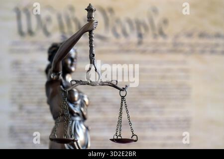 Die Statue der Gerechtigkeit Themis, die Göttin der Gerechtigkeit mit den Augen gegen die US-Verfassung Seite. Urteil und Strafe in den Vereinigten Staaten Stockfoto