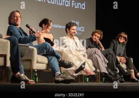 Los Angeles, Kalifornien, USA. 31. Oktober 2025. Von rechts nach links: regisseur Richard Linklater, Zoey Deutch (Jean Seberg) Guillaume Marbeck (Jean-Luc Godard), Aubry Dullin (Jean-Paul Belmondo) und Pauline Belle (Suzon Faye). Präsentation des Films Nouvelle Vague beim American French Film Festival Competition. Es folgt ein Gespräch mit Regisseur Richard Linklater, den Schauspielern Guillaume Marbeck und Zoey Deutch (Credit Image: © Alberto Sibaja/Pacific Press via ZUMA Press Wire) NUR REDAKTIONELLE VERWENDUNG! Nicht für kommerzielle ZWECKE! Stockfoto