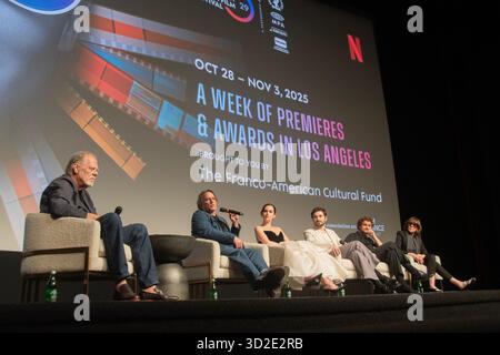 Los Angeles, Kalifornien, USA. 31. Oktober 2025. Von rechts nach links: regisseur Richard Linklater, Zoey Deutch (Jean Seberg) Guillaume Marbeck (Jean-Luc Godard), Aubry Dullin (Jean-Paul Belmondo) und Pauline Belle (Suzon Faye). Präsentation des Films Nouvelle Vague beim American French Film Festival Competition. Es folgt ein Gespräch mit Regisseur Richard Linklater, den Schauspielern Guillaume Marbeck und Zoey Deutch (Credit Image: © Alberto Sibaja/Pacific Press via ZUMA Press Wire) NUR REDAKTIONELLE VERWENDUNG! Nicht für kommerzielle ZWECKE! Stockfoto