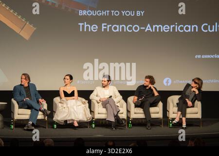 Los Angeles, Kalifornien, USA. 31. Oktober 2025. Von rechts nach links: regisseur Richard Linklater, Zoey Deutch (Jean Seberg) Guillaume Marbeck (Jean-Luc Godard), Aubry Dullin (Jean-Paul Belmondo) und Pauline Belle (Suzon Faye). Präsentation des Films Nouvelle Vague beim American French Film Festival Competition. Es folgt ein Gespräch mit Regisseur Richard Linklater, den Schauspielern Guillaume Marbeck und Zoey Deutch (Credit Image: © Alberto Sibaja/Pacific Press via ZUMA Press Wire) NUR REDAKTIONELLE VERWENDUNG! Nicht für kommerzielle ZWECKE! Stockfoto