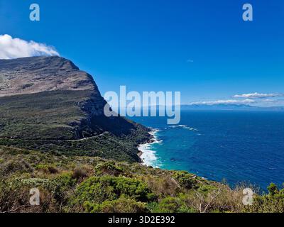 Roadtrip auf einer malerischen Küstenfahrt in der Nähe des Kap der Guten Hoffnung, Kapstadt, Südafrika. Stockfoto