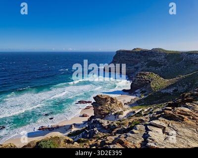 Dramatische Klippen und Atlantik am Diaz Beach, Cape Point, Südafrika Stockfoto