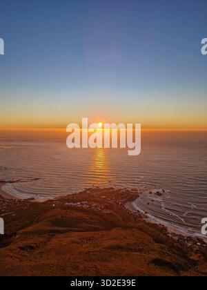 Goldener Sonnenuntergang über dem Atlantik von Lion's Head, Kapstadt, Südafrika Stockfoto