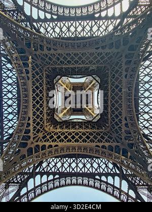 Blick auf den Eiffelturm von der Basis in Paris, Frankreich Stockfoto