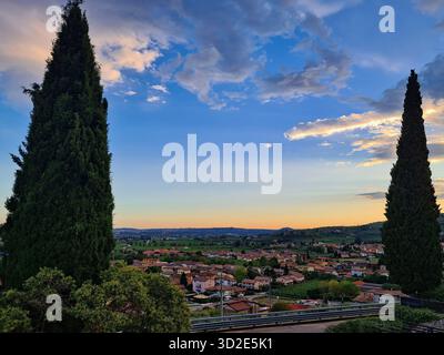 Malerischer Blick auf den Sonnenuntergang über eine kleine Stadt in der Toskana, Italien. Stockfoto