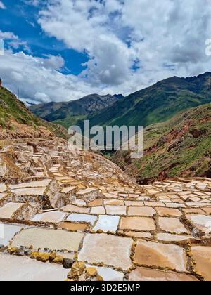 Traditionelle Salzproduktion in den Maras Salzteichen in Cusco, Peru Stockfoto