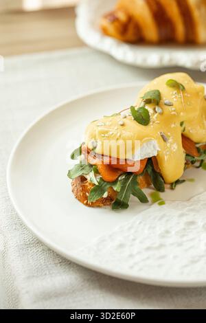 Pochiertes Ei und Lachs Toast mit Hollandaise Stockfoto