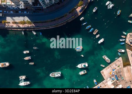 Luftaufnahme von oben nach unten auf den Hafen von Sliema mit Booten vor Anker Stockfoto