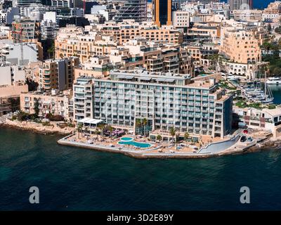 Blick aus der Vogelperspektive auf das Sliema Hotel am Meer und den Portomaso Tower in der Nähe der Spinola Bay Stockfoto