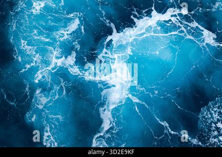 Ozean Wasser Hintergrund mit Schaum. Wasserspritzer im Meer. Keine Ruhe Stockfoto