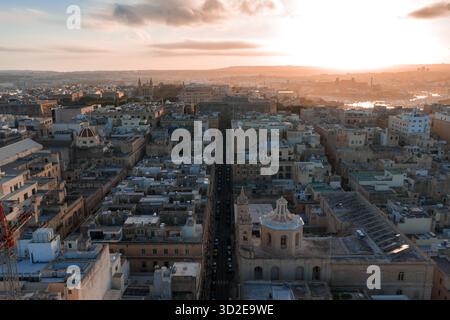 Blick auf den Sonnenuntergang über Valletta Malta in Richtung Grand Harbour Stockfoto